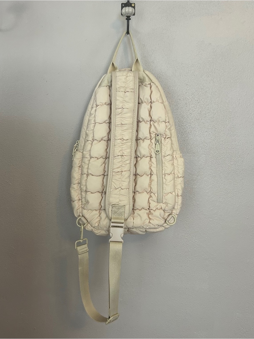 Quilted puffer Sling pickleball paddle tennis sling Backpack in Light Beige - Picture 3 of 6